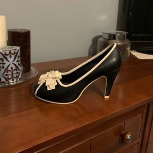 New Black and Ivory Pump